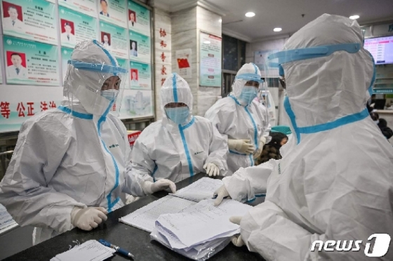 지난달 25일 우한 홍십자 병원에서 보호복을 입은 채 근무하고 있는 의료진들. © AFP=뉴스1