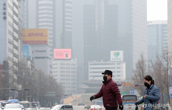 신종 코로나바이러스 감영증 일명 '우한 폐렴'이 확산되고 있는 지난 2일 오전 서울광장 주변에서 시민들이 마스크를 쓰고 이동하고 있다./사진=김창현 기자