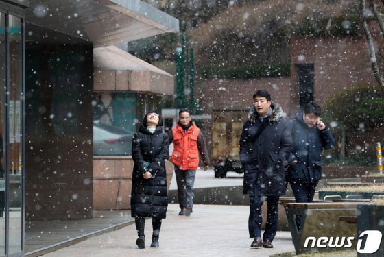 절기상 입춘(立春)인 지난 4일 서울 중구 명동거리에서 시민들이 내리는 눈을 맞으며 발걸음을 재촉하고 있다./사진=뉴스1
