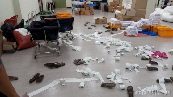경찰제천수련원 한 청소노동자가 "8월 원장이 임시 창고에서 '여성주무관들이 '남은 휴지 정리를 잘 안했다'며 비품을 집어던진 직후 상황이라며 보내온 사진 /사진=경찰청제천수련원 퇴사 청소노동자