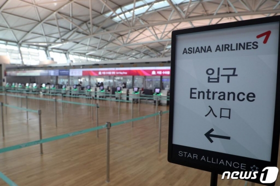 신종 코로나바이러스 감염증(우한폐렴) 확진자가 확산되고 있는 30일 인천국제공항 탑승수속 대기 공간이 한산하다. 항공업계에 따르면 "최근 한국과 중국 우한을 오가는 노선의 운항이 중단된 데 이어 다른 중국 구간의 운영도 축소하고 있다"고 밝혔다. /사진=뉴스1