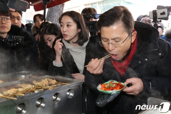 21대 총선에서 서울 종로 출마 선언한 황교안 자유한국당 대표가 지난 9일 오후 서울 종로구의 한 분식집을 찾아 떡볶이를 먹고 있다. /사진=뉴스1.