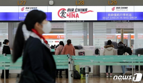 (인천공항=뉴스1) 박지혜 기자 = 정부가 신종 코로나 바이러스가 많이 발생하는 중국 내 다른 위험지역에 대한 입국제한 조치도 상황에 따라 추가로 검토하고 있다고 밝혔다. 10일 인천국제공항 출국장 중국항공사 카운터가 한산한 모습을 보이고 있다. 2020.2.10/뉴스1 <저작권자 © 뉴스1코리아, 무단전재 및 재배포 금지>