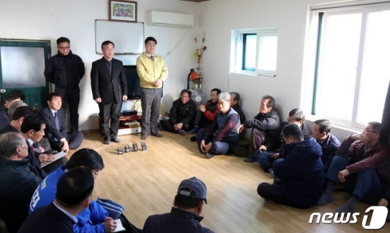 지난 10일 오후 경기도 이천시 장호원읍 이황1리 마을회관에서 마을주민들이 행정안부 관계자의 설명을 듣고 있다. 이날 신종 코로나바이러스 감염증 중앙사고수습본부는 중국 후베이성 우한시에 남아있는 우리 교민을 임시항공편(3차 전세기)을 이용해 국내로 데려온 후 경기 이천의 국방어학원에 임시생활시설을 마련한다고 밝혔다. /사진=뉴스1