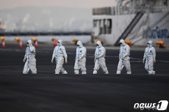 (요코하마 AFP=뉴스1) 우동명 기자 = 10일(현지시간) 신종 코로나바이러스 감염자가 집단 발생한 요코하마항의 크루즈선 다이아몬드 프린세스호에서 방역요원들이 나오고 있다.    © AFP=뉴스1  <저작권자 © 뉴스1코리아, 무단전재 및 재배포 금지>