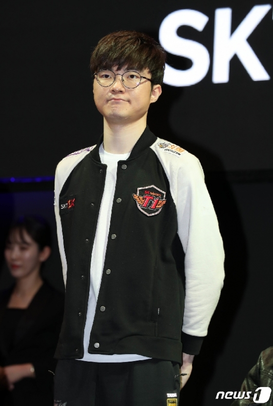 SK텔레콤 T1 소속의 프로게이머 '페이커' 이상혁이 지난해 서울 중구 을지로 SKT타워 로비에서 열린 '5GX 서비스 론칭쇼'에 참석하고 있다. 2019.4.3/뉴스1 © News1 이광호 기자