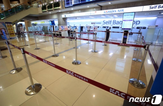 신종 코로나바이러스 감염증 여파가 지속되는 가운데 12일 서울 강서구 김포공항 국제선 청사가 한산하다. 코비드 중앙사고수습본부는 중국 이외의 제3국을 통해 국내로 유입되는 것을 방지하기 위한 조치의 일환으로 일본과 싱가포르, 말레이시아, 베트남, 태국, 대만 등 지역사회 감염이 확인된 지역에 대한 여행을 최소화할 것을 권고했다. /사진=뉴스1