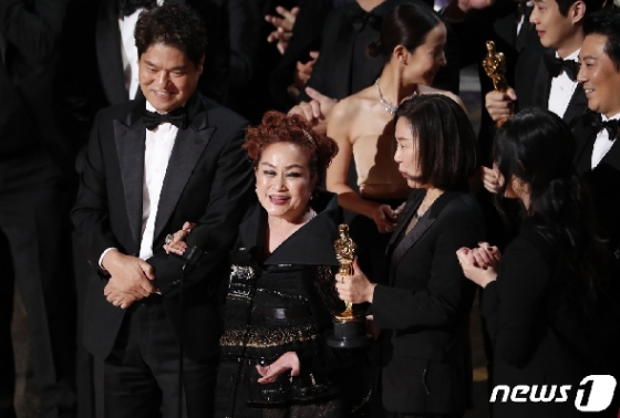 9일(현지시간) 미국 로스앤젤레스 돌비극장에서 열린 제92회 아카데미 시상식에서 작품상을 수상한 영화 ‘기생충’의 책임 프로듀서 이미경 CJ그룹 부회장이 수상소감을 전하고 있다. 그 옆을 허민회 CJ ENM 대표이사가 지키고 있다. © 로이터=뉴스1 © News1 이동원 기자