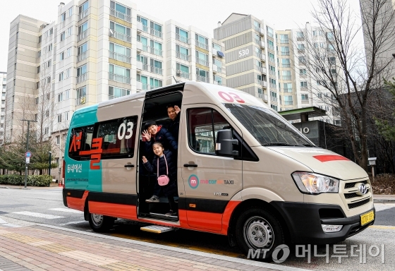 현대자동차는 KST모빌리티와 14일 서울 은평뉴타운에서 커뮤니티형 모빌리티 서비스 ‘셔클(Shucle)’의 시범 운영을 시작한다고 13일 밝혔다. 셔클 서비스에 사용되는 승합차 전경. /사진제공=현대자동차