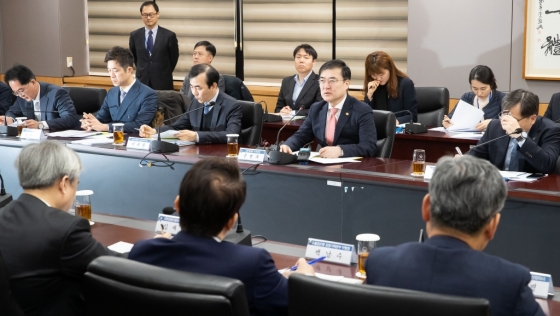 금융위원회는 13일 정부서울청사에서 손병두 부위원장 주재로 금융상황 점검회의를 열어 지난 7일 발표한 '코로나19 관련 금융부문 대응방안'에 대한 금융업권 이행현황을 점검했다. 손 부위원장이 모두발언을 하고 있다. / 사진제공=금융위<br><br>