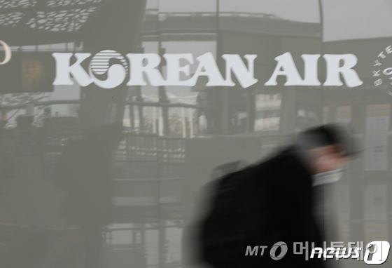 한진그룹 경영권을 둘러싼 조원태 한진칼 회장과 KCGI, 조현아 전 대한항공 부사장, 반도건설 등 3자연합간의 대결이 오는 3월 주주총회에서 결판이 날 전망이다. 쌍방은 각각 법무법인 광장(한진그룹 측)과 법무법인 태평양(3자연합 측)을 내세워 3월 주총 전 대응전략을 강구하고 있다. 사진은 지난 7일 오후 인천공항 국제선 대한항공 체크인 카운터로 여행자들이 들어서는 모습. /사진제공=뉴스1