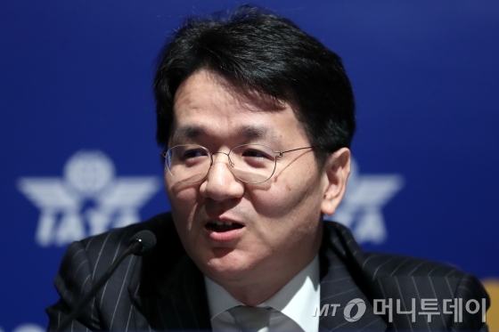 조원태 한진그룹 회장이 3일 오후 서울 강남구 코엑스에서 열린 '국제항공운송협회(IATA)' 대한항공 기자간담회에서 질문에 답하고 있다. / 사진=이기범 기자 leekb@