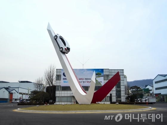 프라이드 차량을 설치한 소하리 공장의 정문 상징 조형물 비욘드 모빌리티 / 사진제공=기아차