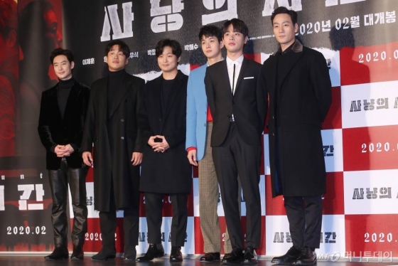 배우 이제훈, 안재홍, 윤성현 감독, 배우 최우식, 박정민, 박해수(왼쪽부터)가 31일 오전 서울 광진구 롯데시네마 건대입구에서 진행된 영화 '사냥의 시간(감독 윤성현)' 제작보고회에서 포즈를 취하고 있다. / 사진=강민석 기자 msphoto94@