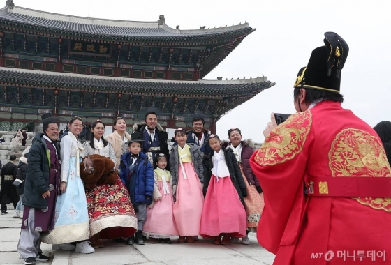 1월 1일 오후 서울 종로구 경복궁을 찾은 관람객들이 즐거운 시간을 보내고 있다. /사진=김창현 기자 chmt@