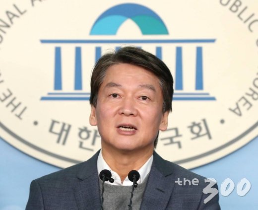  안철수 국민당(가칭) 창당준비위원장이 13일 오전 서울 여의도 국회 정론관에서 공정과 정의를 바로 세우기 위한 혁신 방안을 발표하고 있다.
