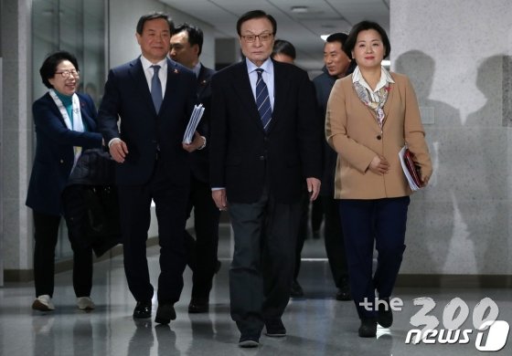 (서울=뉴스1) 박세연 기자 = 이해찬 더불어민주당 대표가 14일 오전 서울 여의도 국회 의원회관에서 열린 확대간부회의에 참석하고 있다. 이 대표는 모두발언에서 "야당이 선거철을 앞두고 대통령 탄핵 등 도를 넘는 발언을 하고 있다"고 밝혔다. 2020.2.14/뉴스1