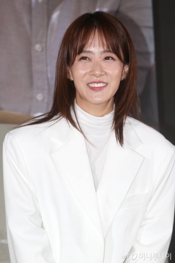 배우 류현경이 13일 오후 서울 광진구 롯데시네마 건대입구에서 진행된 영화 기도하는 남자 언론배급시사회(감독 강동헌)에서 포즈타임을 마친 뒤 미소를 짓고 있다. / 사진=강민석 기자 msphoto94@