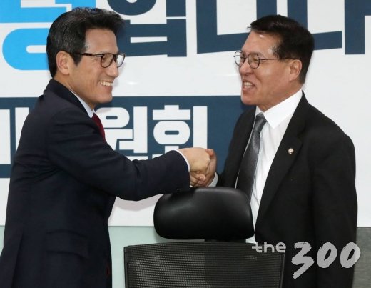  정병국 통합신당준비위원회 공동위원장과 정운천 통합신당준비위원회 위원이 10일 오후 서울 여의도 국회 의원회관에서 열린 통합신당준비의원회의에 앞서 악수하고 있다.