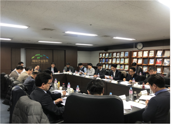 해외건설협회는 지난 13일 협회 대회의실에서 해외공항 진출 활성화를 위해 ‘해외공항 개발사업 민간기업 간담회’를 개최했다고 14일 밝혔다. /사진제공=해외건설협회<br>
<br>