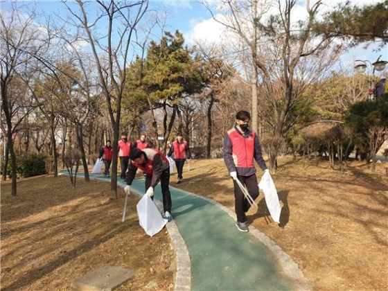 주안 캐슬&더샵 봉사단이 환경정화를 위해 쓰레기를 줍고 있다./사진제공=롯데건설