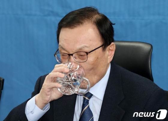 이해찬 더불어민주당 대표가 14일 오전 서울 여의도 국회 의원회관에서 열린 확대간부회의에서 목을 축이고 있다. 더불어민주당은 이날 '민주당만 빼고'라는 칼럼을 쓴 임미리 교수와 경향신문에 대한 고발을 취하한다'고 밝혔다. 집권여당이 언론의 칼럼에까지 간섭하며 표현의 자유를 억압했다는 비판이 야당 뿐 아니라 여당 내에서도 터져나오자 민주당은 고발 사실이 알려진 지 하루만에 고발을 취하했다. /사진=뉴스1