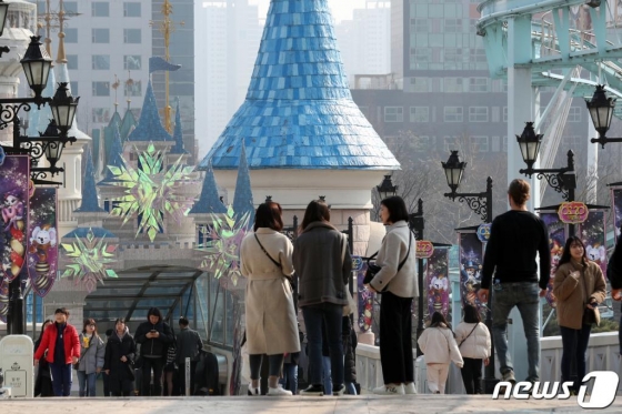 14일 오후 서울 송파구 롯데월드 어드벤처에서 시민들이 유원시설을 즐기고 있다. 질병관리본부 중앙방역대책본부는 이날 오전 9시 기준 코로나19 추가 확진자가 없다고 밝혔다. 지난 10일 28번째 환자가 발생한 이후 4일째 코로나19 신규 환자는 발생하지 않고 있다. 국내 확진자는 총 28명이며, 이 가운데 7명(1·2·3·4·8·11·17번 환자)은 완치돼 퇴원했다. /사진=뉴스1