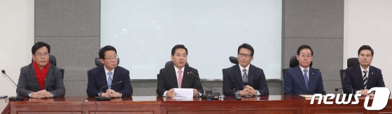심재철 자유한국당 원내대표가 14일 오후 서울 여의도 국회 의원회관에서 열린 미래통합당 수임기관 첫 회의에서 모두발언을 하고 있다. 왼쪽부터 송언석, 김상훈, 심재철 자유한국당, 정병국 새로운보수당, 이종혁 전진당, 지상욱 새로운보수당/사진=뉴스1