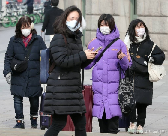신종 코로나바이러스 감염증 일명 우한 폐렴이 확산되고 있는 지난 2일 오전 서울광장 주변에서 관광객들이 마스크를 쓴 채 이동하고 있다. / 사진=김창현 기자 chmt@