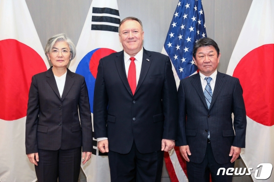 (서울=뉴스1) = 강경화 외교부 장관(왼쪽부터)과 마이크 폼페이오 미국 국무부 장관, 모테기 도시미쓰 일본 외무상이 14일(현지시간) 미국 샌프란시스코 인근 팰로앨토에서 열린 한·미·일 외교장관회담에서 기념촬영을 하고 있다. (외교부 제공) 2020.1.15/뉴스1