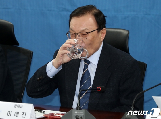 이해찬 더불어민주당 대표가 14일 오전 서울 여의도 국회 의원회관에서 열린 확대간부회의에서 목을 축이고 있다. /사진=뉴스1.