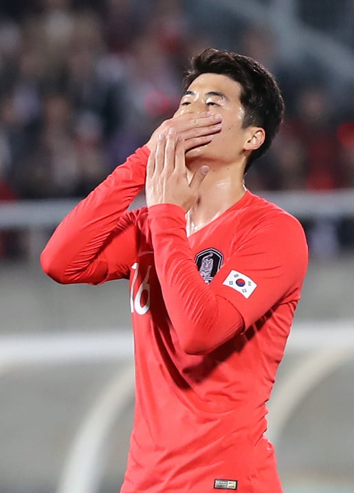 16일 저녁 충남 천안시 천안종합경기장에서 열린 남자축구대표팀 평가전 대한민국과 파나마의 경기 전반전 기성용이 프리킥 득점에 실패하자 아쉬워 하고 있다. / 사진 = 뉴스 1