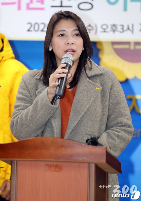 (제주=뉴스1) 오현지 기자 = 이자스민 정의당 이주민인권특별위원회 위원장이 8일 오후 제주도의회 도민의 방에서 열린 정의당 고병수 예비후보 이주민 정책 발표 기자회견에서 인사말을 하고 있다.2020.1.8/뉴스1