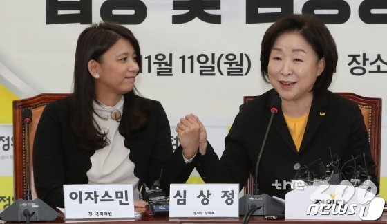 (서울=뉴스1) 이종덕 기자 = 심상정 정의당 대표가 11일 서울 여의도 국회에서 열린 이자스민 전 의원 정의당 입당식에서 이 자스민 전의원 손을 잡고 있다. 심상정 대표는 '18대 국회 때 이자스민 전 의원과 상임위에서 함께 일한 일화를 소개'했다. 2019.11.11/뉴스1