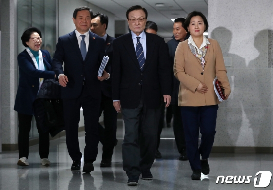 이해찬 더불어민주당 대표가 14일 오전 서울 여의도 국회 의원회관에서 열린 확대간부회의에 참석하고 있다. / 사진제공=뉴스1