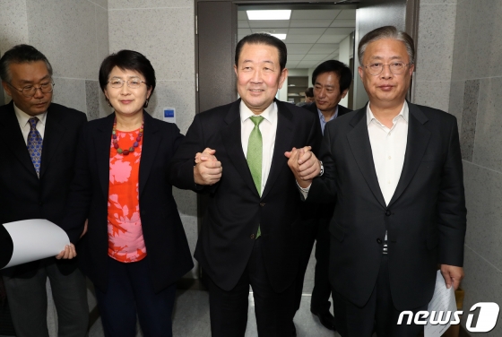 (서울=뉴스1) 박세연 기자 = 박주현 민주평화당 통합추진위원장(왼쪽부터), 박주선 바른미래당 대통합추진위원장, 유성엽 대안신당 통합추진위원장이 14일 오후 서울 여의도 국회 의원회관 박주선 의원실 앞에서 합당 합의문을 발표 후 손을 맞잡고 있다.바른미래당과 대안신당, 민주평화당은 17일 합당하며 당명은 민주통합당으로 한다고 밝혔다. 2020.2.14/뉴스1
