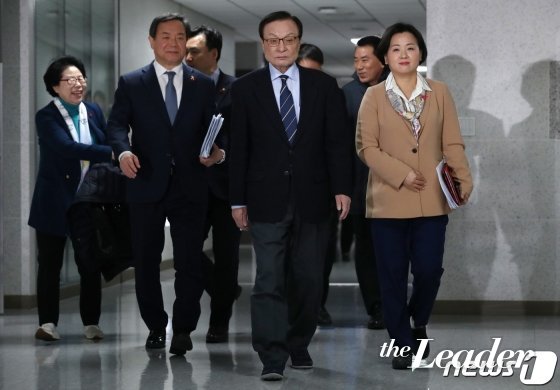 (서울=뉴스1) 박세연 기자 = 더불어민주당이 임미리 고려대연구교수에 대한 검찰고발을 취소한 14일 오전 이해찬 더불어민주당 대표가 서울 여의도 국회 의원회관에서 열린 확대간부회의에 참석하기 위해 걸어가고 있다.