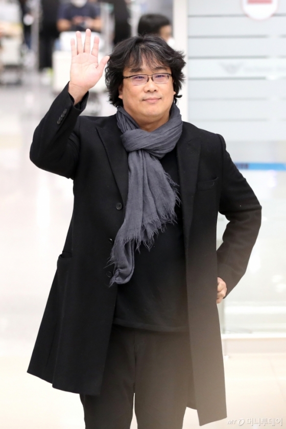 미국 아카데미 시상식에서 작품상과 감독상 등 4개 부문의 트로피를 안은 영화 '기생충'의 봉준호 감독이 16일 오후 인천국제공항을 통해 귀국하고 있다./사진=이기범 기자