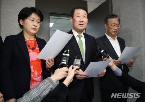 [서울=뉴시스] 김진아 기자 = 박주선 바른미래당 대통합개혁위원장이 14일 서울 여의도 국회 의원화관에서 합당 합의문을 낭독하고 있다. 왼쪽부터 박주현 민주평화당 통합추진특별위원장, 박주선, 위원장, 유성엽 대안신당 통합추진위원장. 2020.02.14.   bluesoda@newsis.com