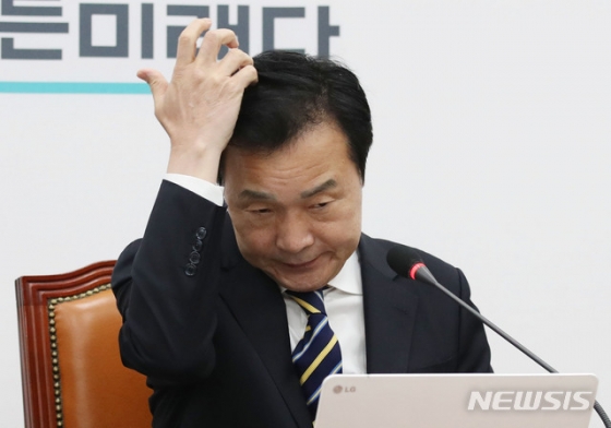 [서울=뉴시스] 김진아 기자 = 손학규 바른미래당 대표가 17일 서울 여의도 국회에서 열린 최고위원회의에서 머리를 만지고 있다. 2020.02.17.   bluesoda@newsis.com