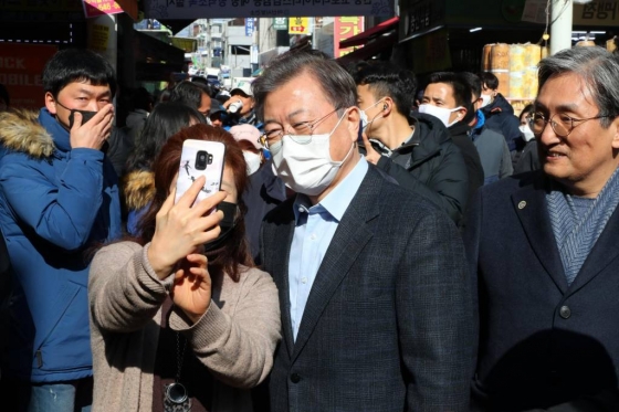 문재인 대통령이 9일 오후 충남 아산시 온양온천 전통시장을 방문해 한 시민과 기념사진을 찍고 있다. /사진=뉴시스