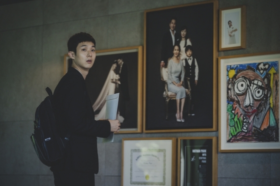 상류층으로 진입하는 '계획'은 아들 기우에게서 시작된다. 문서위조를 편법이나 범죄로 생각하지 않는다는 아들의 말에 아버지 기택은 "너는 계획이 다 있구나"라고 응수한다.