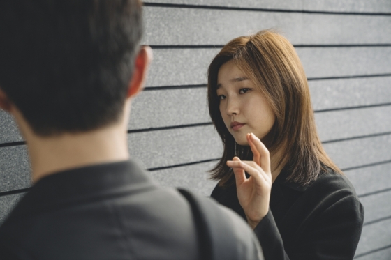 동생 기정의 계획은 윤 기사를 몰아내 아버지를 그 자리에 앉히는 것이다. 빈틈 없는 계획을 위해 오빠와 입을 맞추는 모습.