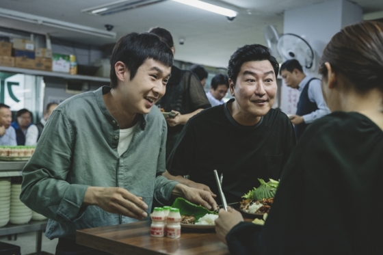 기택(가운데)은 애초 '계획'에 적극 가담하면서도 나중엔 '무계획'으로 돌아선다. '필연'의 과정으로 시작했다가 '우연'의 순간을 맞으면서 삶은 계획대로 진행되지 않는다는 사실을 깨닫는다.
