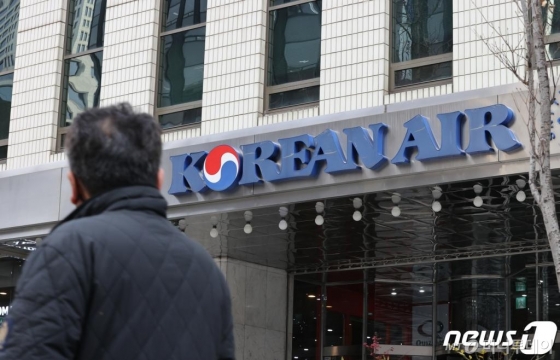 (서울=뉴스1) 박지혜 기자 = 7일 오전 서울 중구 대한항공 서소문 사옥에서 긴장감이 감돌고 있다.대한항공은 서울 종로구 송현동 부지를 매각하는 등의 내용을 담은 재무·지배구조 개선안을 내놨다. 한진그룹 경영권 분쟁에서 외부세력과 연합한 조현아 전 대한항공 부사장에게 맞서는 조원태 회장의 반격 카드다. 대한항공은 지난 6일 이사회를 열고 “재무구조 개선을 위해 유휴자산인 송현동 부지와 건물, 비주력사업인 왕산마리나의 매각을 본격적으로 추진한다”면서 “이사회의 독립성을 강화하기 위해 ‘사외이사후보추천위원회’를 전원 사외이사로 구성하고 회사의 주요 경영 사안을 사전에 검토할 ‘거버넌스위원회’도 설치해 지배구조의 투명성을 높이겠다”고 공시했다. 2020.2.7/뉴스1 <저작권자 © 뉴스1코리아, 무단전재 및 재배포 금지>