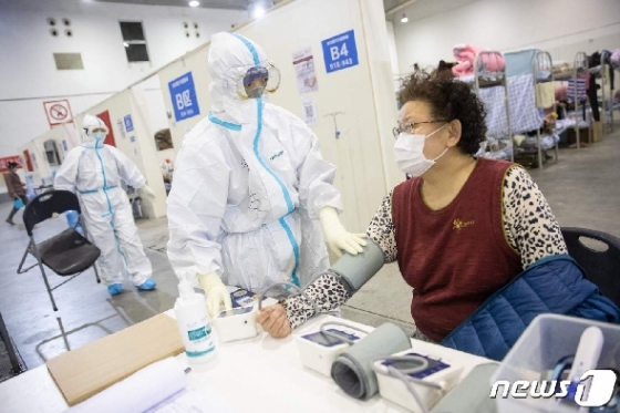 ¸¶¾²Å©¸¦ ¾´ ȯÀÚ°¡ ÀÚ¸®¿¡ ¾É¾Æ Ç÷¾ÐÀ» Àç°í ÀÖ´Ù. © AFP=´º½º1