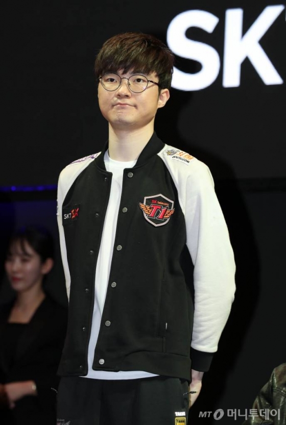 SK텔레콤 T1 소속의 프로게이머 '페이커' 이상혁이 3일 오전 서울 중구 을지로 SKT타워 로비에서 열린 '5GX 서비스 론칭쇼'에 참석하고 있다. / 사진=김휘선 기자 hwijpg@
