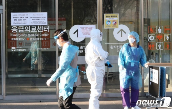 신종 코로나바이러스 감염증(코로나19) 국가지정입원치료병상이 마련된 서울 중랑구 서울의료원 선별진료소 앞에서 의료진이 분주히 움직이고 있다. (기사와 관련 없는 사진) /사진=뉴스1