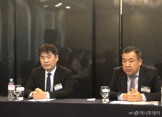 이민수 전 한국정보보호산업협회장(왼쪽), 이동범 신임 한국정보보호산업협회(KISIA) 회장(오른쪽)/사진=박계현기자 unmblue@