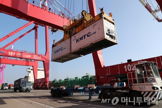 8일 오후 인천신항 컨테이너 부두에서 화물선에 선적작업이 한창 진행되고 있다. / 사진=인천=임성균 기자
